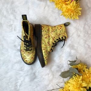 Doc martins cute yellow boots